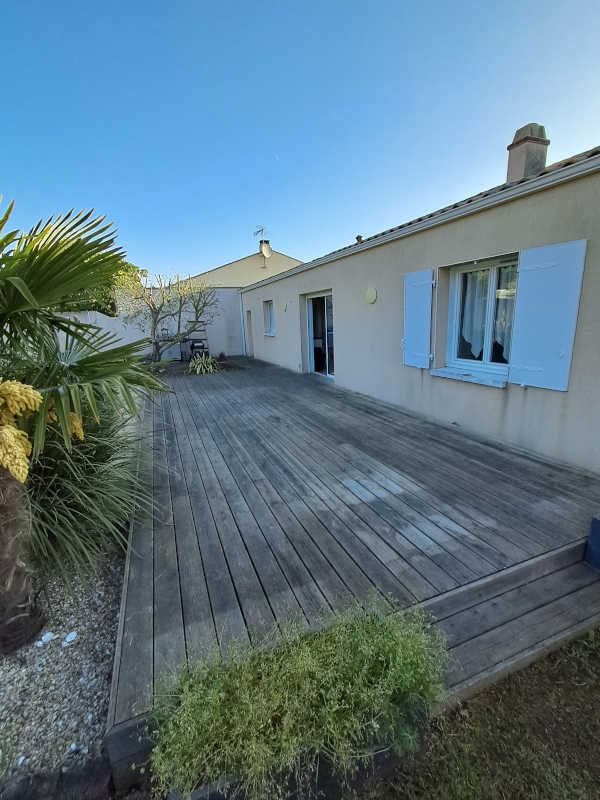 Terrasse bois AVANT nettoyage à Saint Mathurin en Vendée