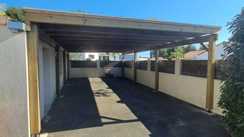 Carport sur mesure en bois pin à Aizenay en Vendée