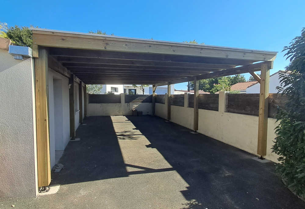 Carport sur mesure en bois pin à Aizenay en Vendée