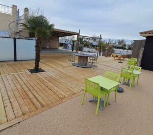 Fabrication sur mesure de terrasse bois en pin au restaurant camping à Landevieille en Vendée