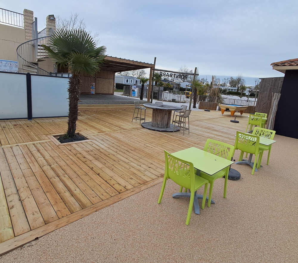 Fabrication sur mesure de terrasse bois en pin au restaurant camping à Landevieille en Vendée