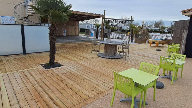 Fabrication sur mesure de terrasse bois en pin au restaurant camping à Landevieille en Vendée