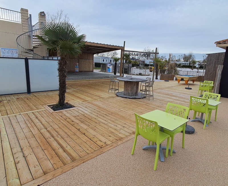 Fabrication sur mesure de terrasse bois en pin au restaurant camping à Landevieille en Vendée