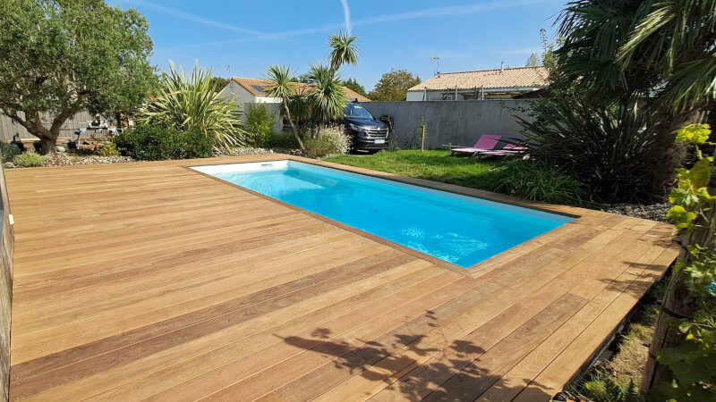 Terrasse bois en Ipé autour d’une piscine à Saint Mathurin en Vendée – Réalisation Deck’ O Bois