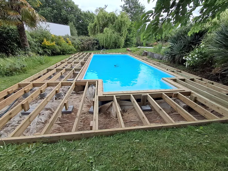 Création de la nouvelle ossature pour une terrasse en pin classe 4 marron à Aubigny-Les Clouzeaux Vendée