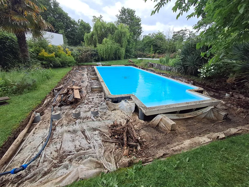 Démontage intégral de l'ancienne terrasse à Aubigny-Les Clouzeaux et évacuation des déchets vers une filière de traitement adaptée