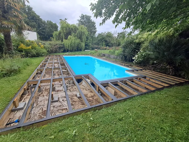 Pose des lames de terrasse en pin classe 4 marron par Deck' O Bois à Aubigny-Les Clouzeaux en Vendée