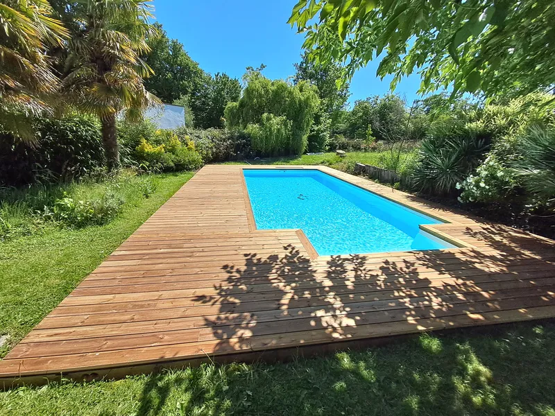 Terrasse bois personnalisée terminée en pin classe 4 marron à Aubigny-Les Clouzeaux Vendée
